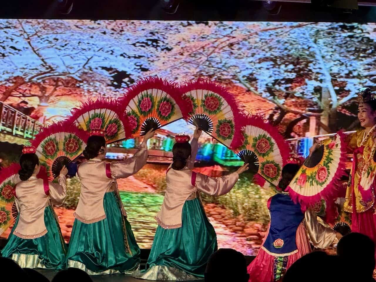 AzAmazing evening in Busan, South Korea with the traditional fan dance